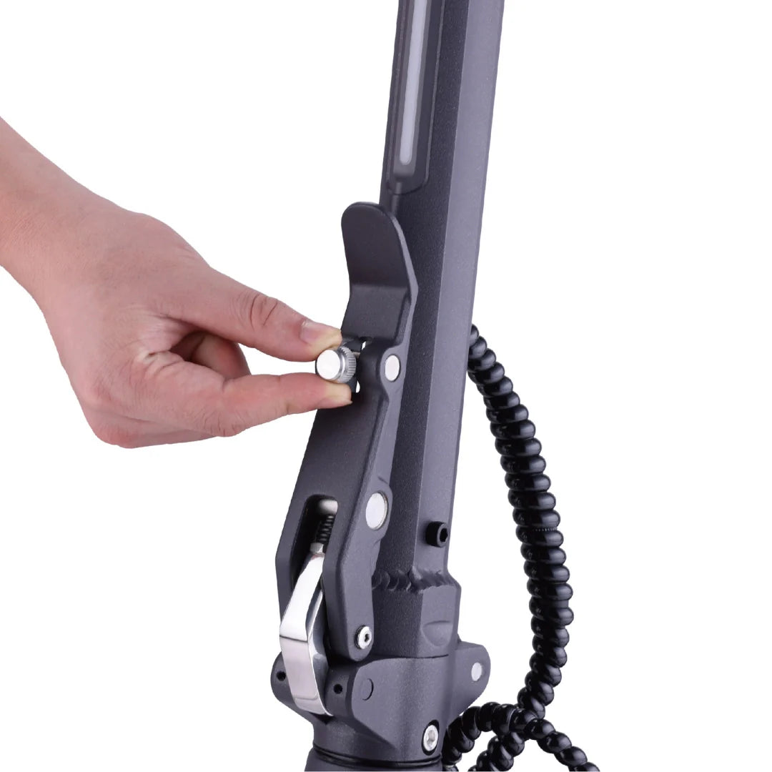 Electric scooter VSETT 9 APEX – hand operating stem folding mechanism