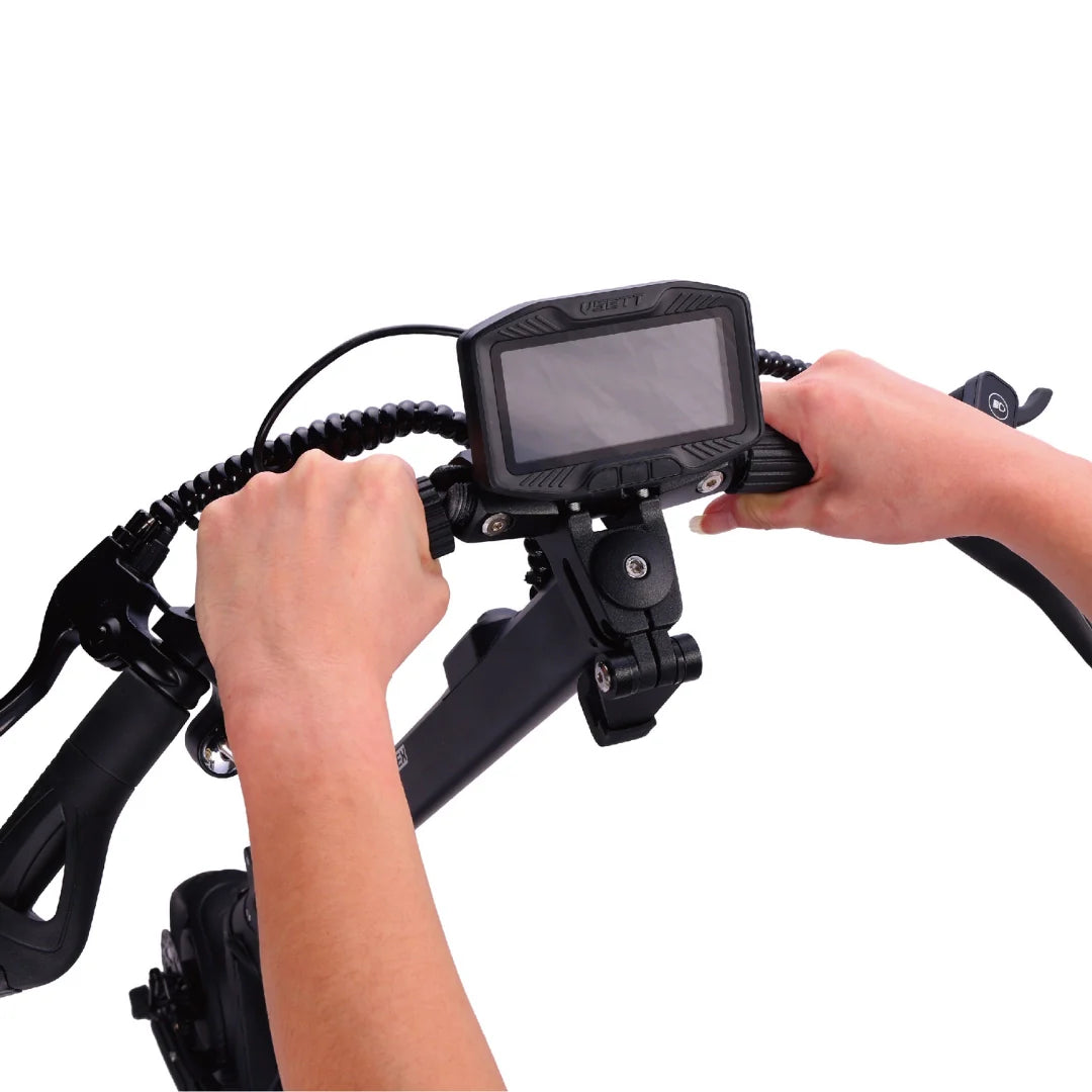 Electric scooter VSETT 8 APEX – hands on handlebars with display