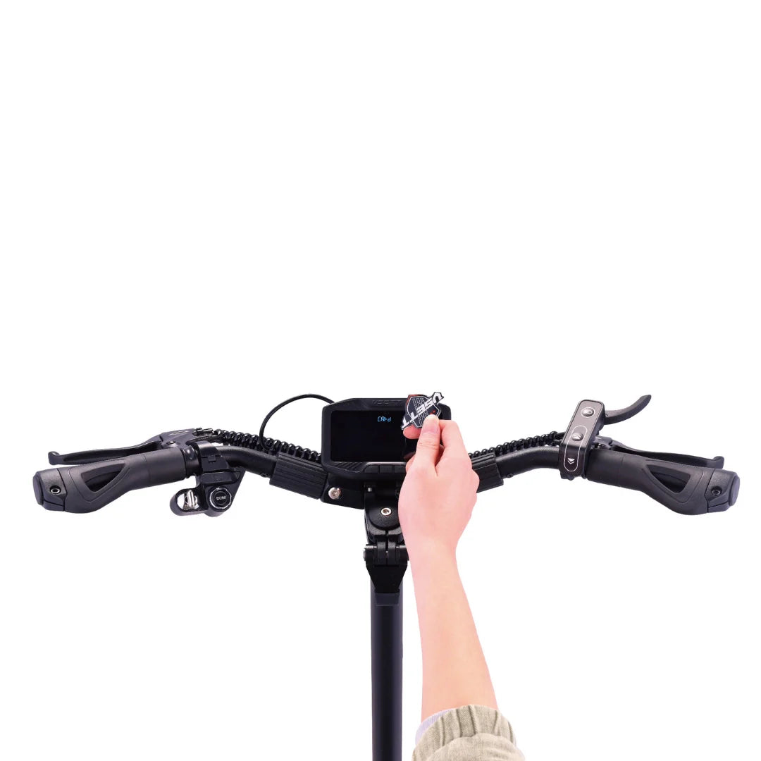 Electric scooter VSETT 8 APEX – hand holding key fob near display