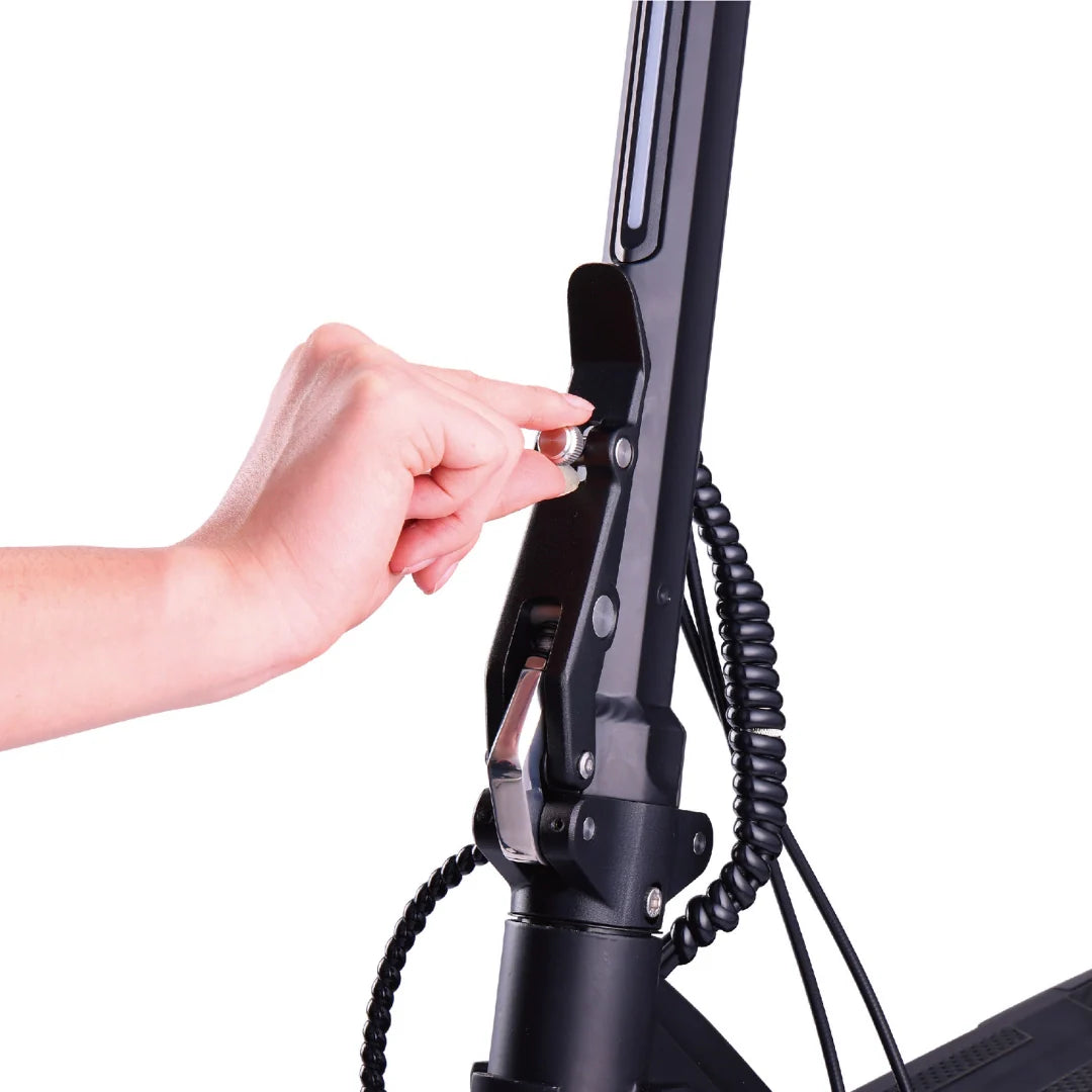 Electric scooter VSETT 8 APEX – hand operating folding mechanism pin