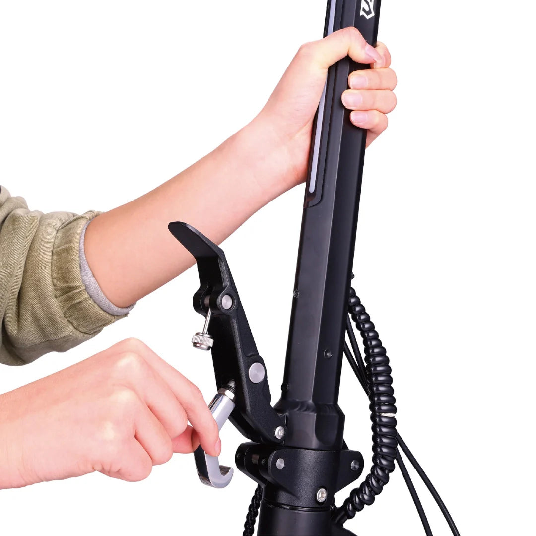 Electric scooter VSETT 8 APEX – hand operating folding mechanism latch