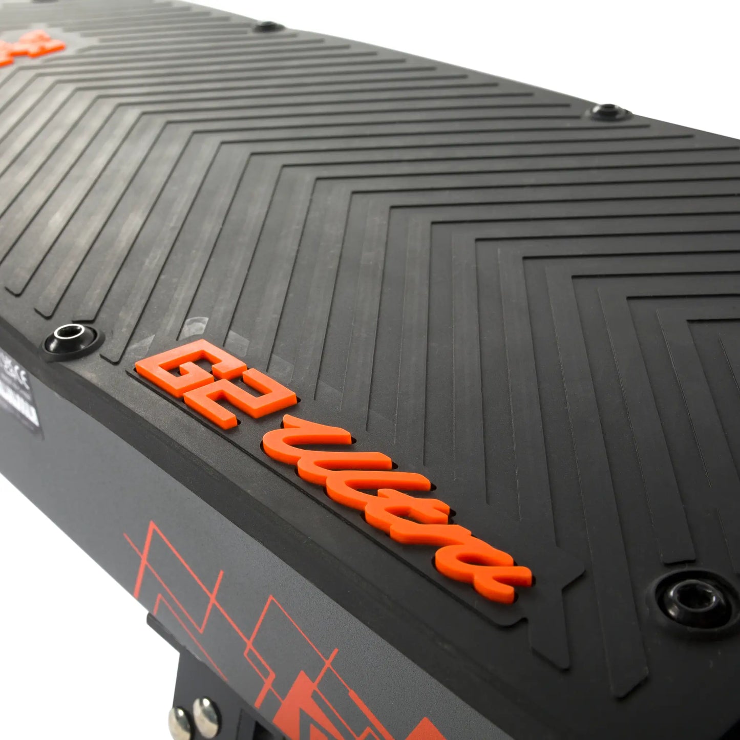 Elektroroller KuKirin G2 ULTRA – Nahaufnahme von Trittbrett-Grip und Logo