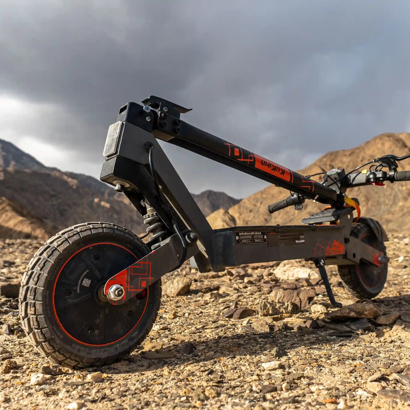 Elektroroller KuKirin G2 ULTRA – seitliche Ansicht im zusammengeklappten Zustand auf felsigem Terrain