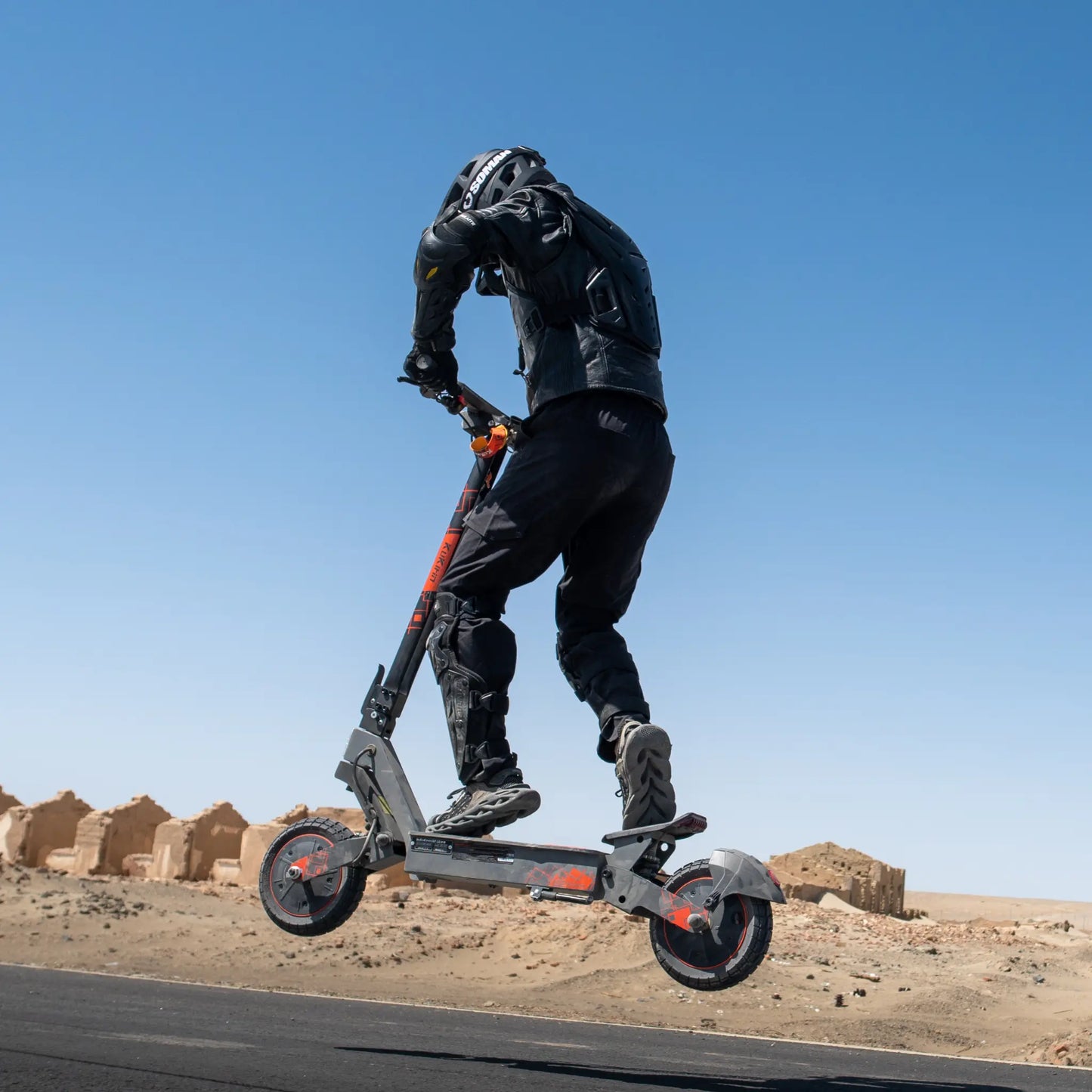 Elektroroller KuKirin G2 ULTRA – Fahrer springt auf Roller