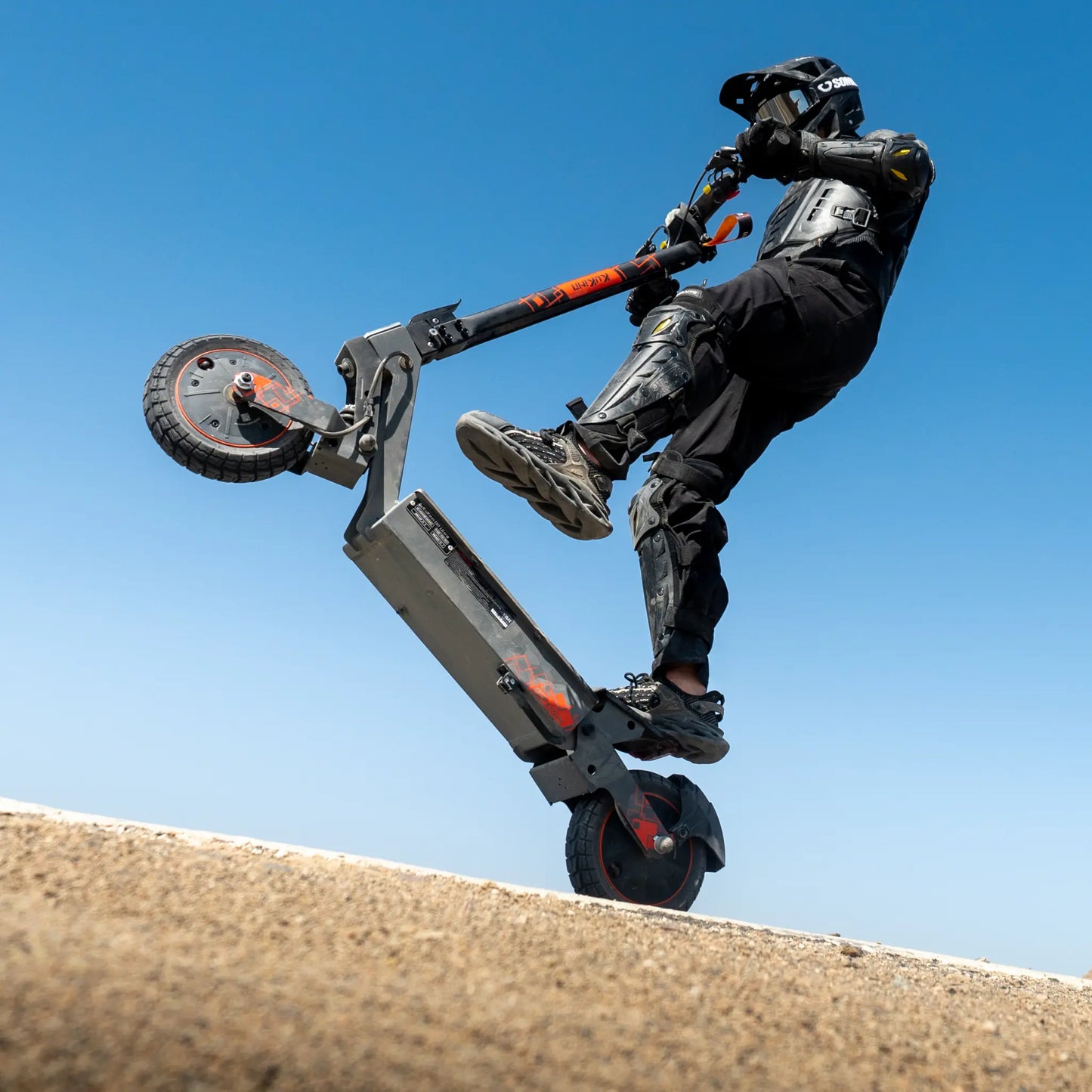 Elektroroller KuKirin G2 ULTRA – Fahrer macht einen Wheelie auf einem Felsvorsprung
