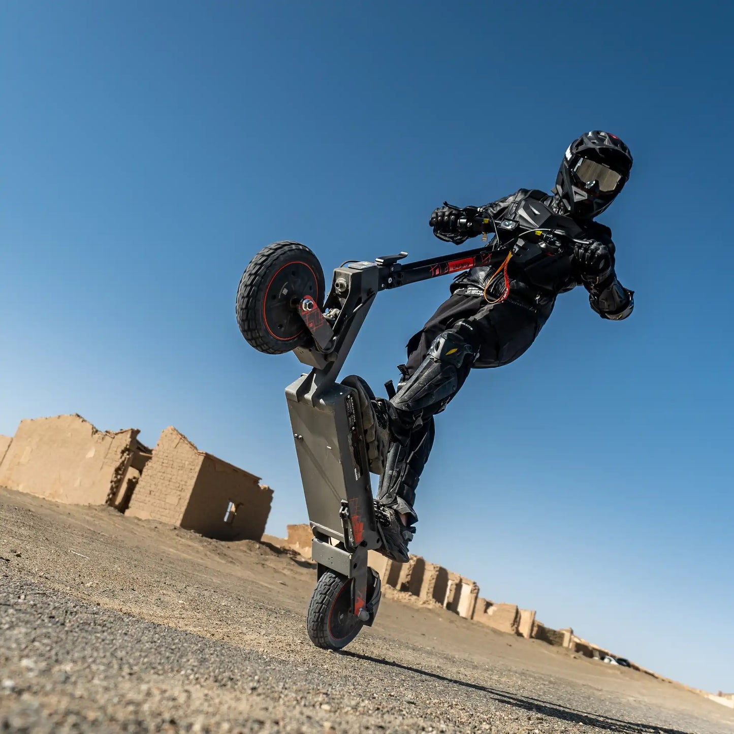 Elektroroller KuKirin G2 ULTRA – Fahrer macht einen Wheelie