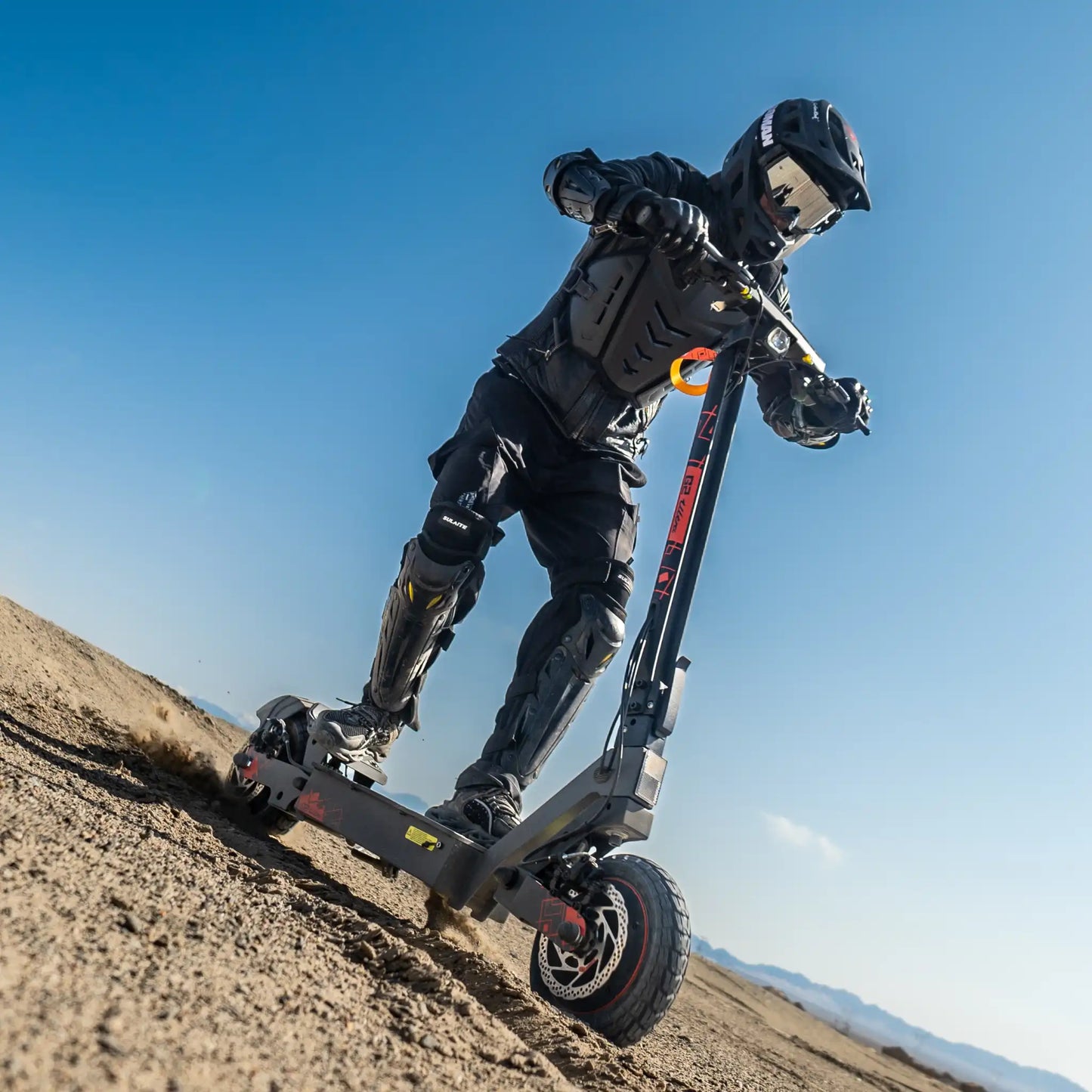 Elektroroller KuKirin G2 ULTRA – Fahrer auf einem Erdhügel