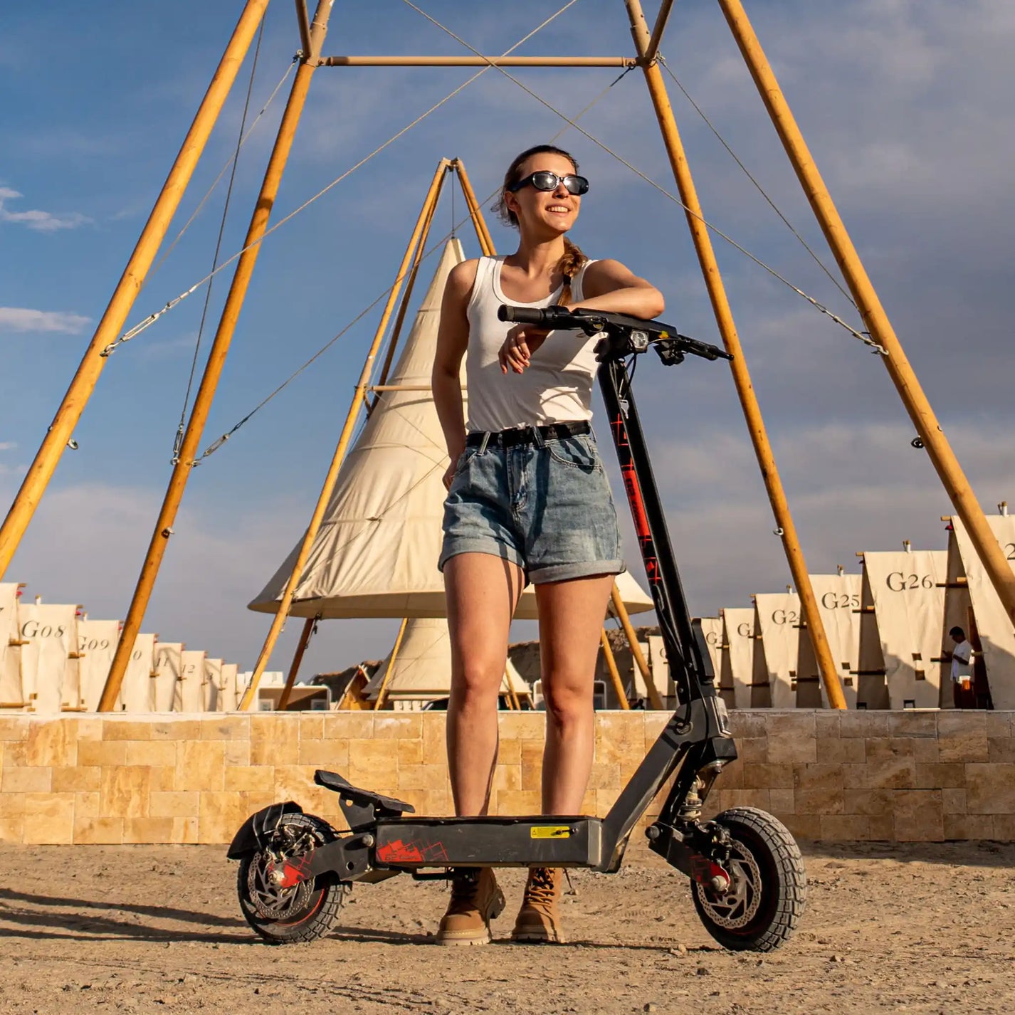 Elektroroller KuKirin G2 ULTRA – Frau steht neben Roller
