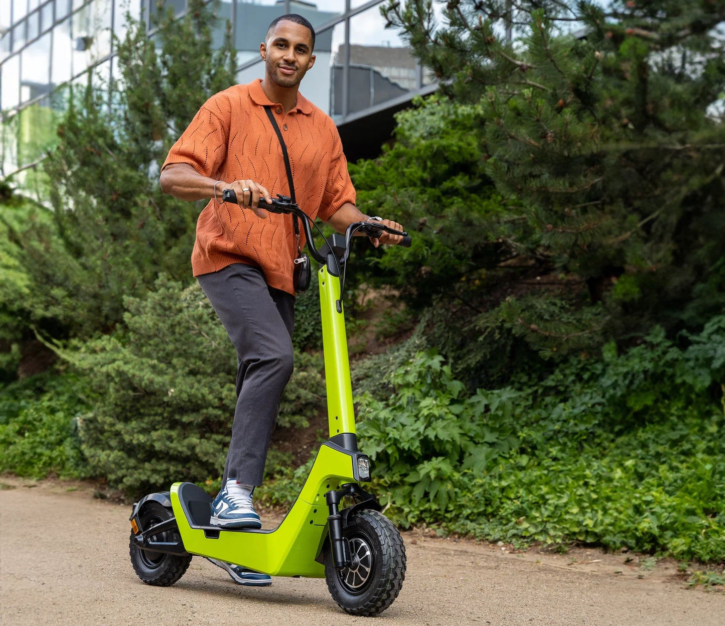 Električni romobil StreetBooster Pollux – muškarac vozi romobil limeta zelene boje