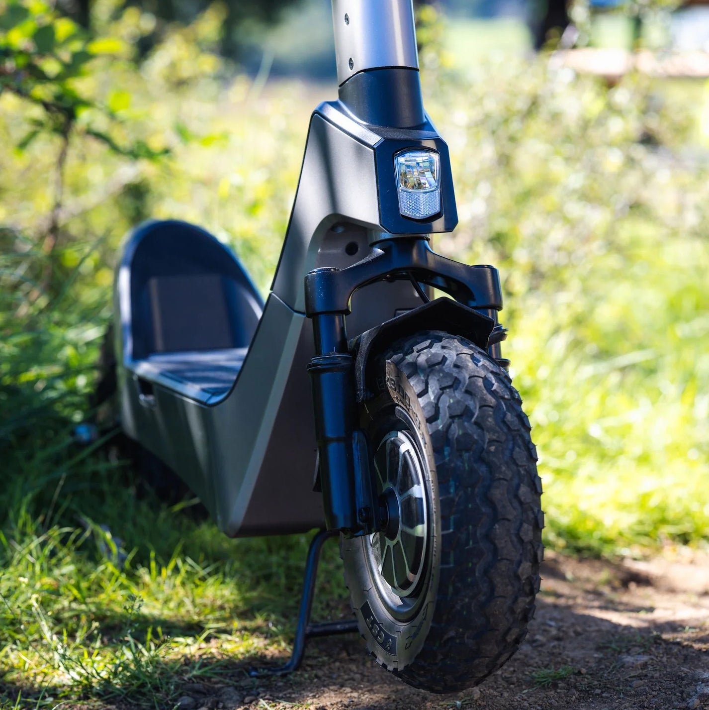 Električni romobil StreetBooster Pollux – detalj prednjeg kotača i prednjeg svjetla