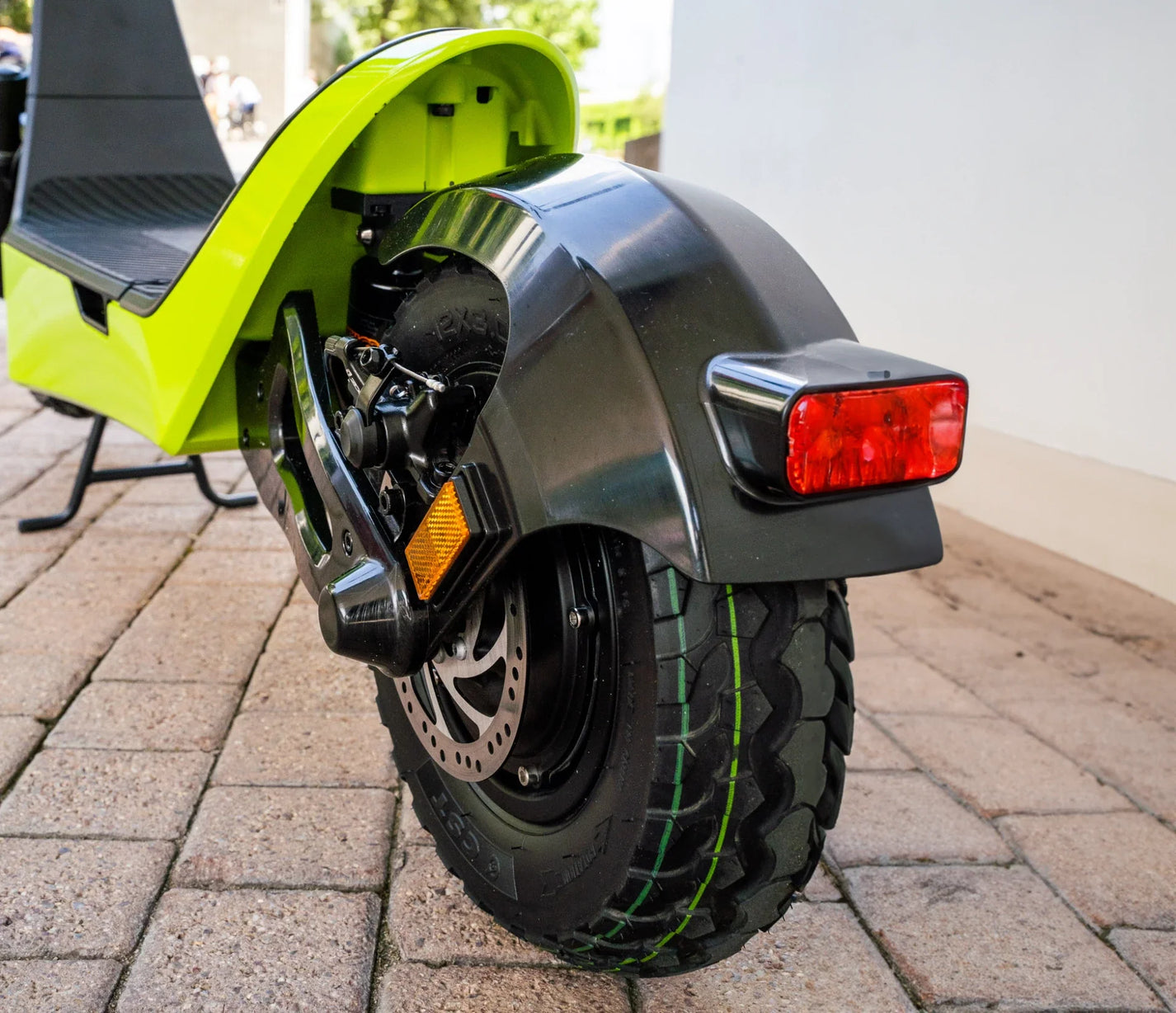 Električni romobil StreetBooster Pollux – stražnji kotač, blatobran i stražnje svjetlo