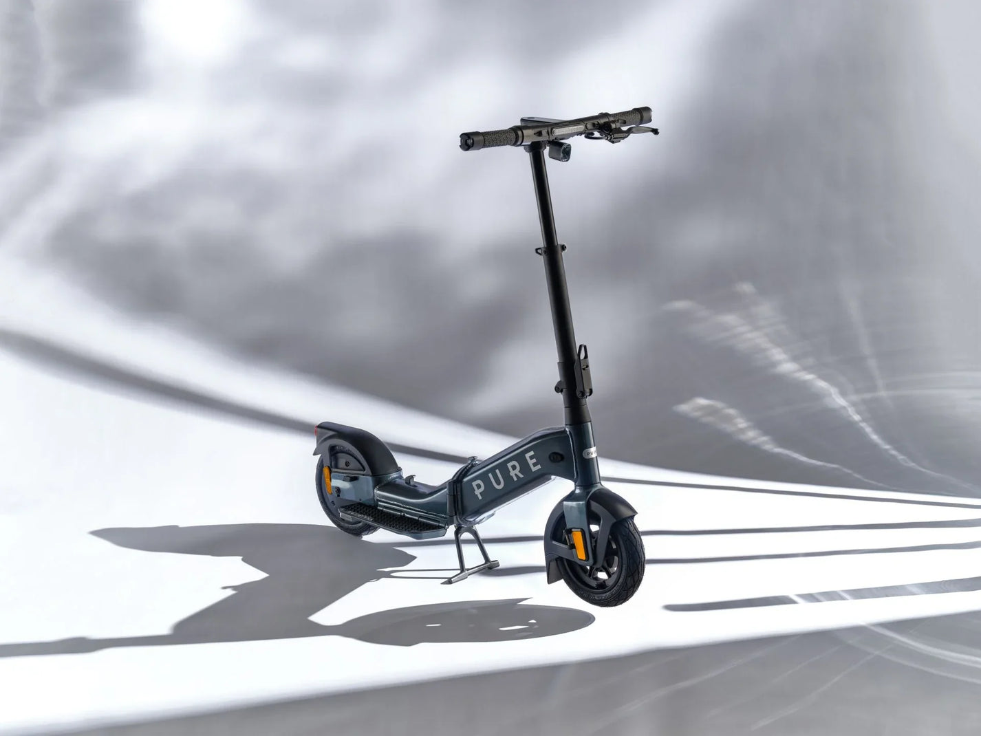 Electric scooter Pure FLEX – front three-quarter view, dark grey colour variant