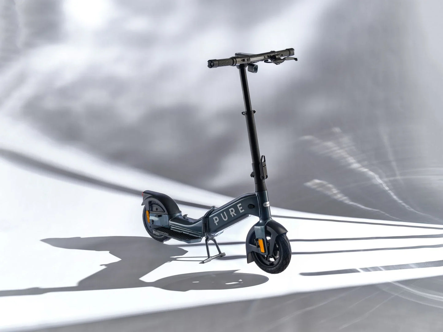 Electric scooter Pure FLEX – front three-quarter view, dark grey colour variant