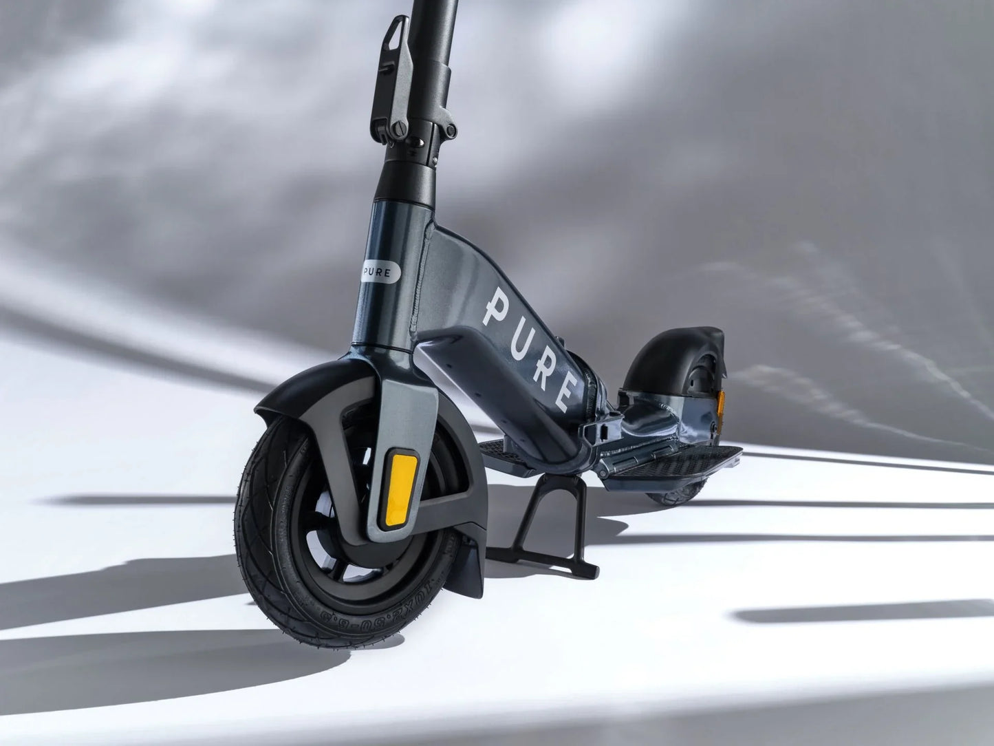 Electric scooter Pure FLEX – front three-quarter view, dark grey colour variant