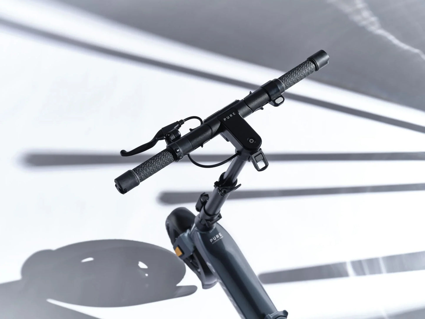 Electric scooter Pure FLEX – handlebar and dashboard close-up