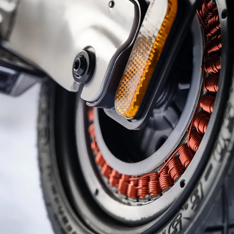 Electric scooter Pure Advance+ McLaren Edition – rear wheel motor detail