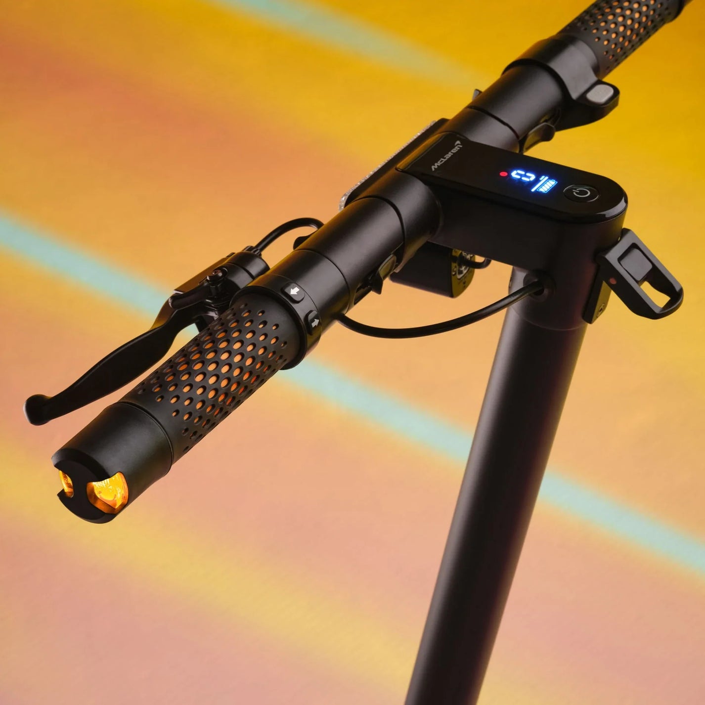 Electric scooter Pure Advance+ McLaren Edition – handlebar and display close-up