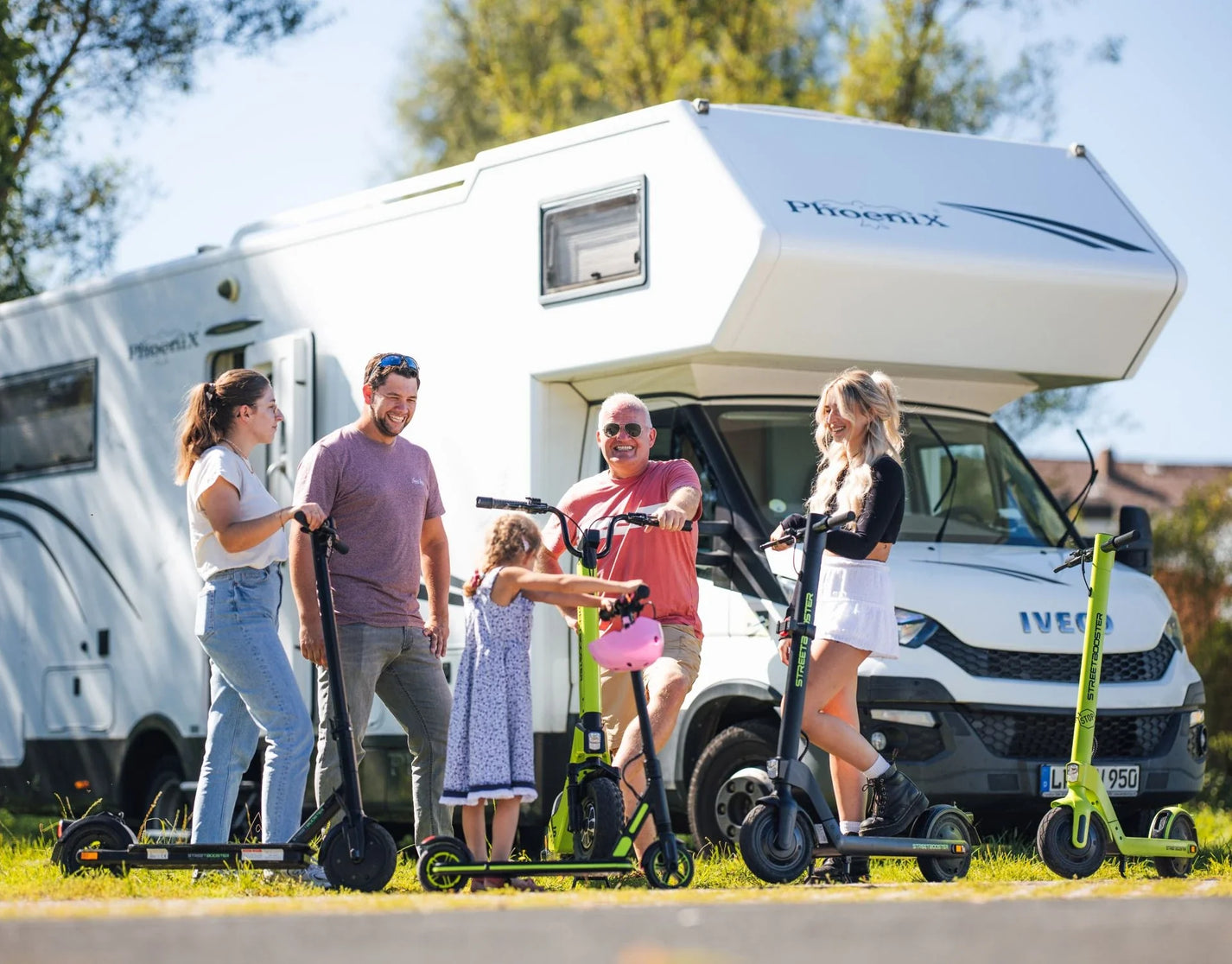 Electric scooter StreetBooster Sirius – family with scooters in front of campervan