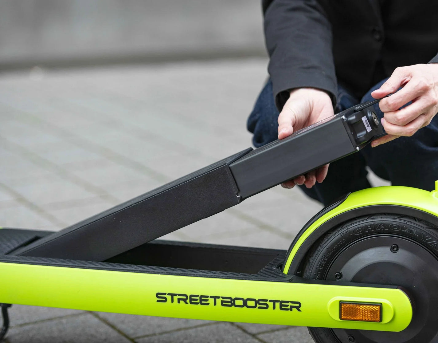 Electric scooter StreetBooster Sirius – person folding scooter stem