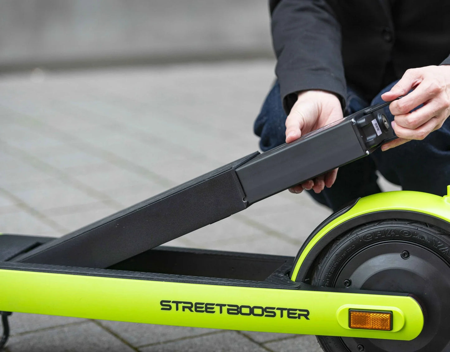 Electric scooter StreetBooster Sirius – person folding scooter stem