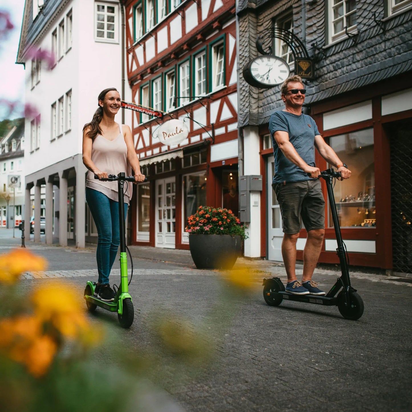 Električni romobil StreetBooster Vega – dvije osobe voze se romobilima u gradu