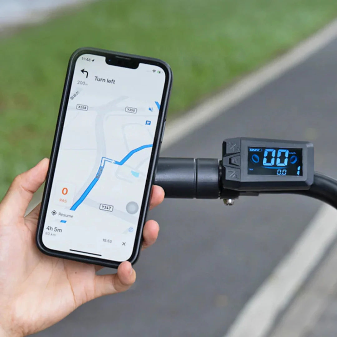 Electric bicycle Engwe P275 SE – handlebar display and smartphone navigation