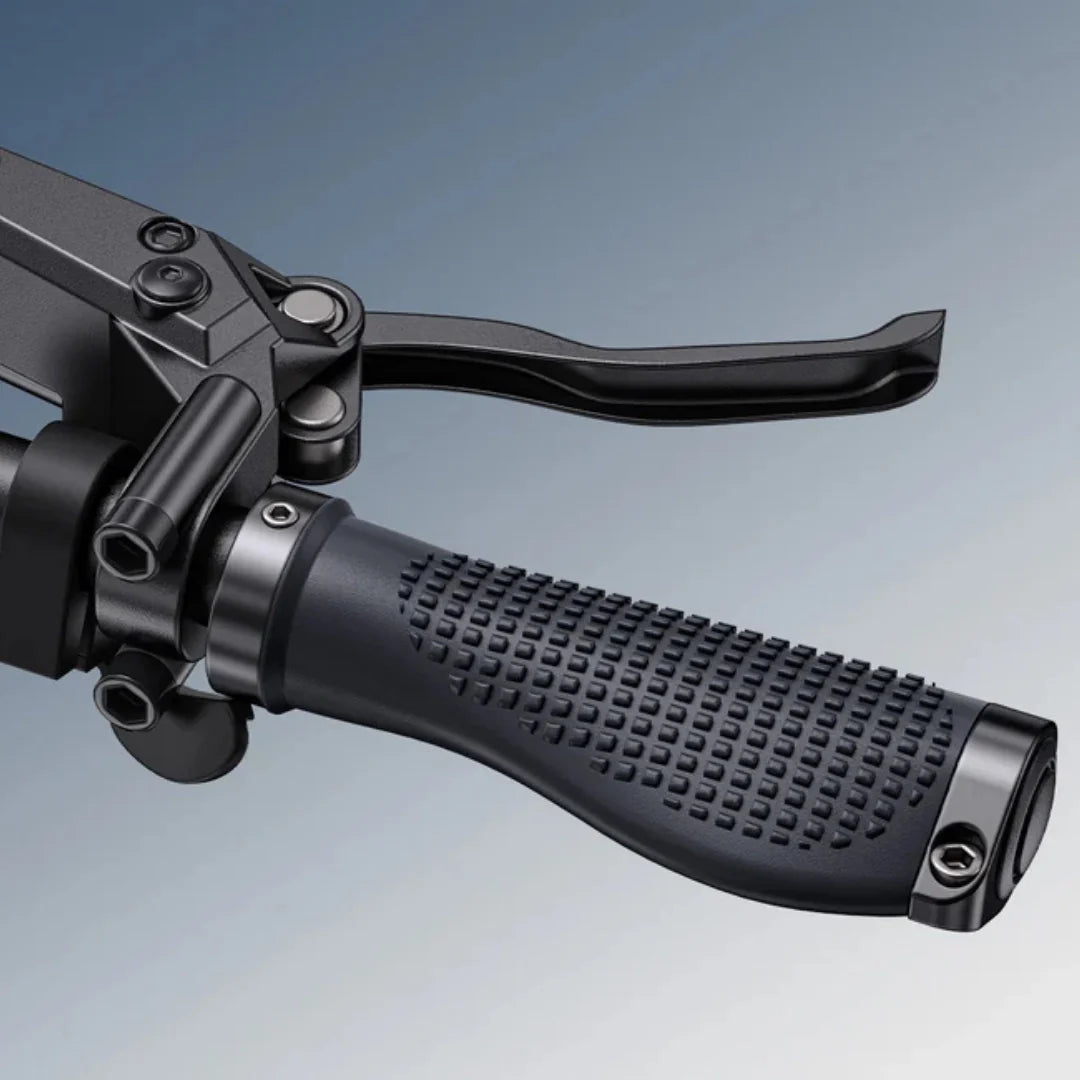 Electric bicycle Engwe Engine Pro 3.0 Boost – handlebar grip and brake lever close-up