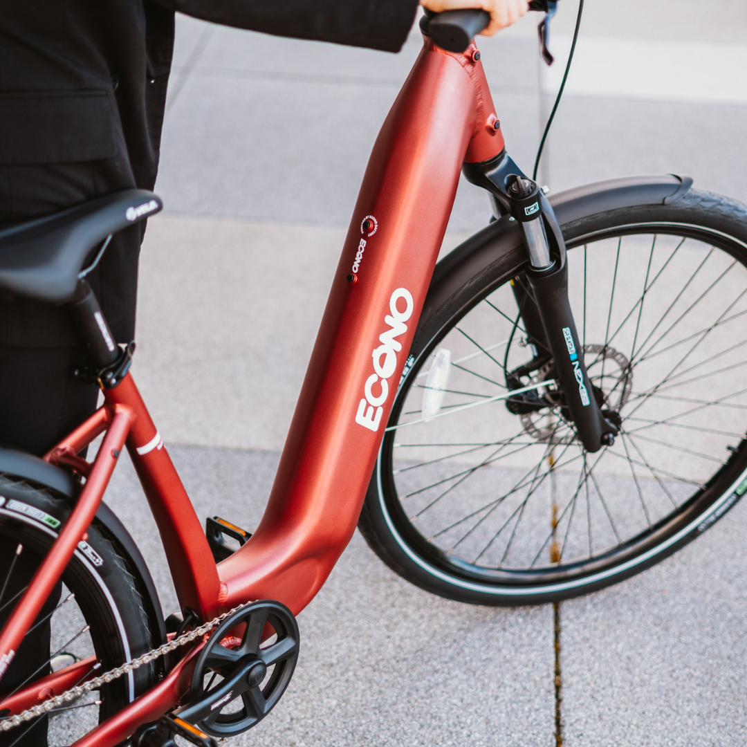 Electric bicycle ECONO Apes CITY EER4 – red colour variant, frame and front wheel