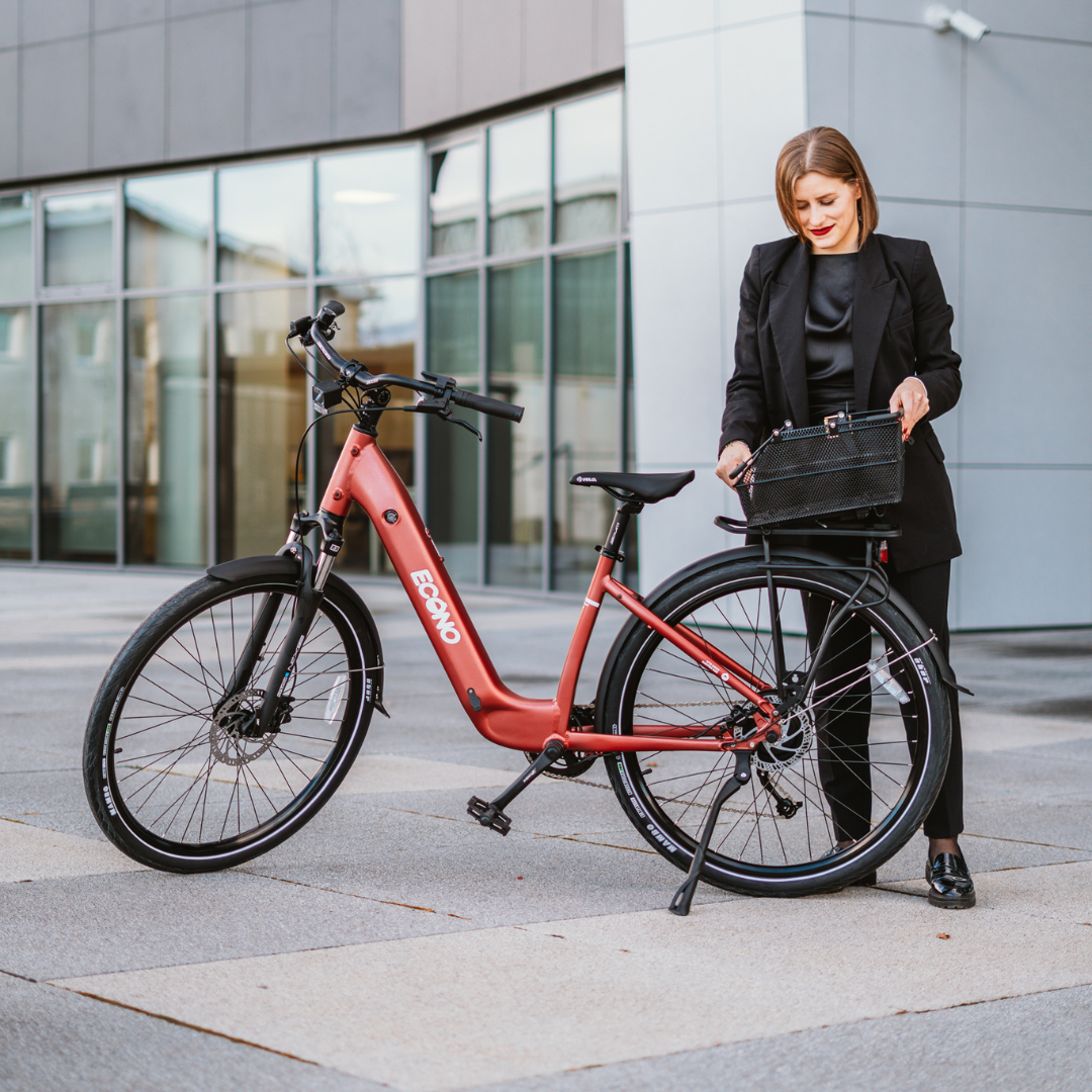 Electric bicycle ECONO Apes CITY EER4 – woman standing with bike, side view
