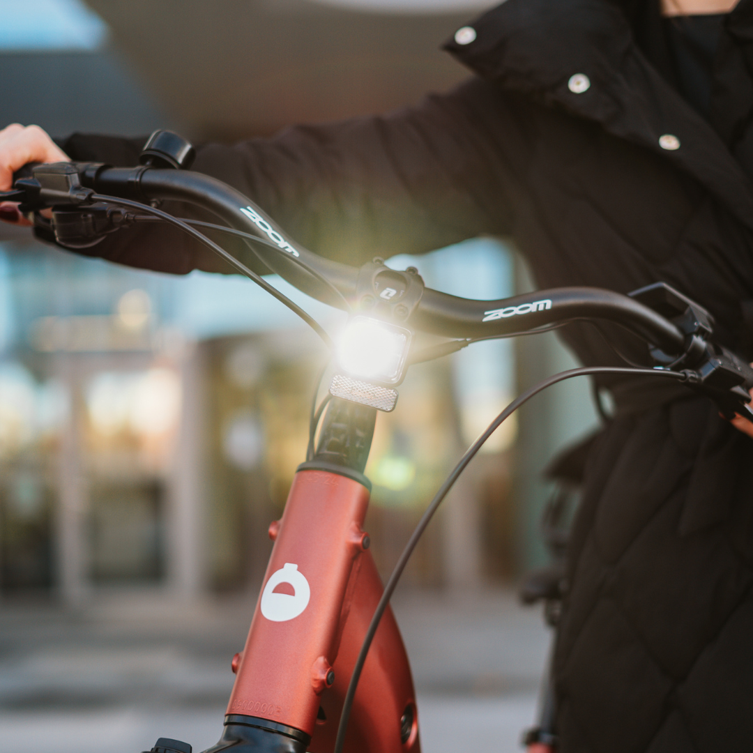 Electric bicycle ECONO Apes CITY EER4 – handlebar and front light close-up