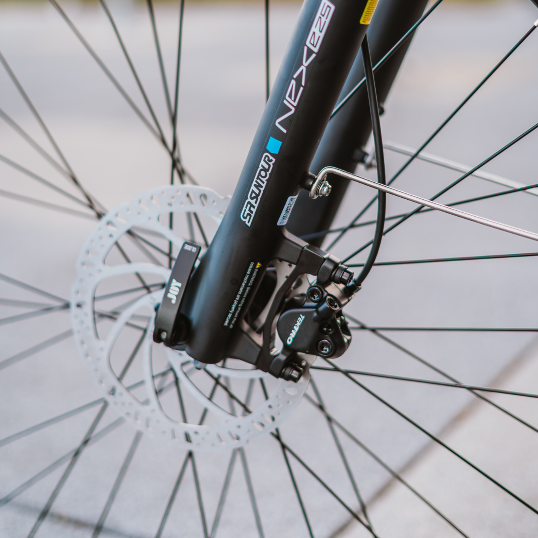 Electric bicycle ECONO Apes CITY EER4 – front disc brake and suspension fork close-up