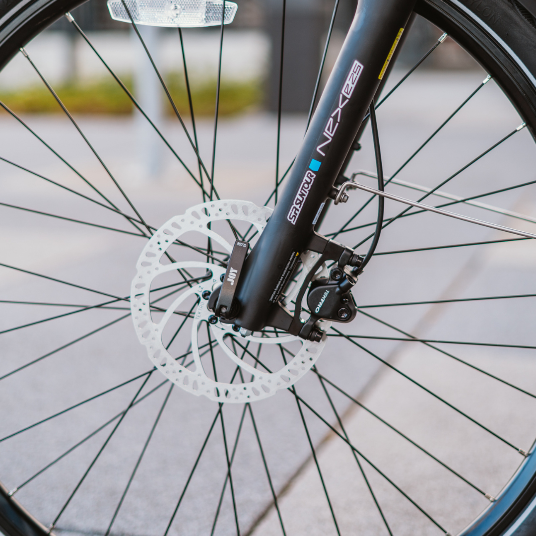 Electric bicycle ECONO Apes CITY EER4 – front wheel and disc brake close-up