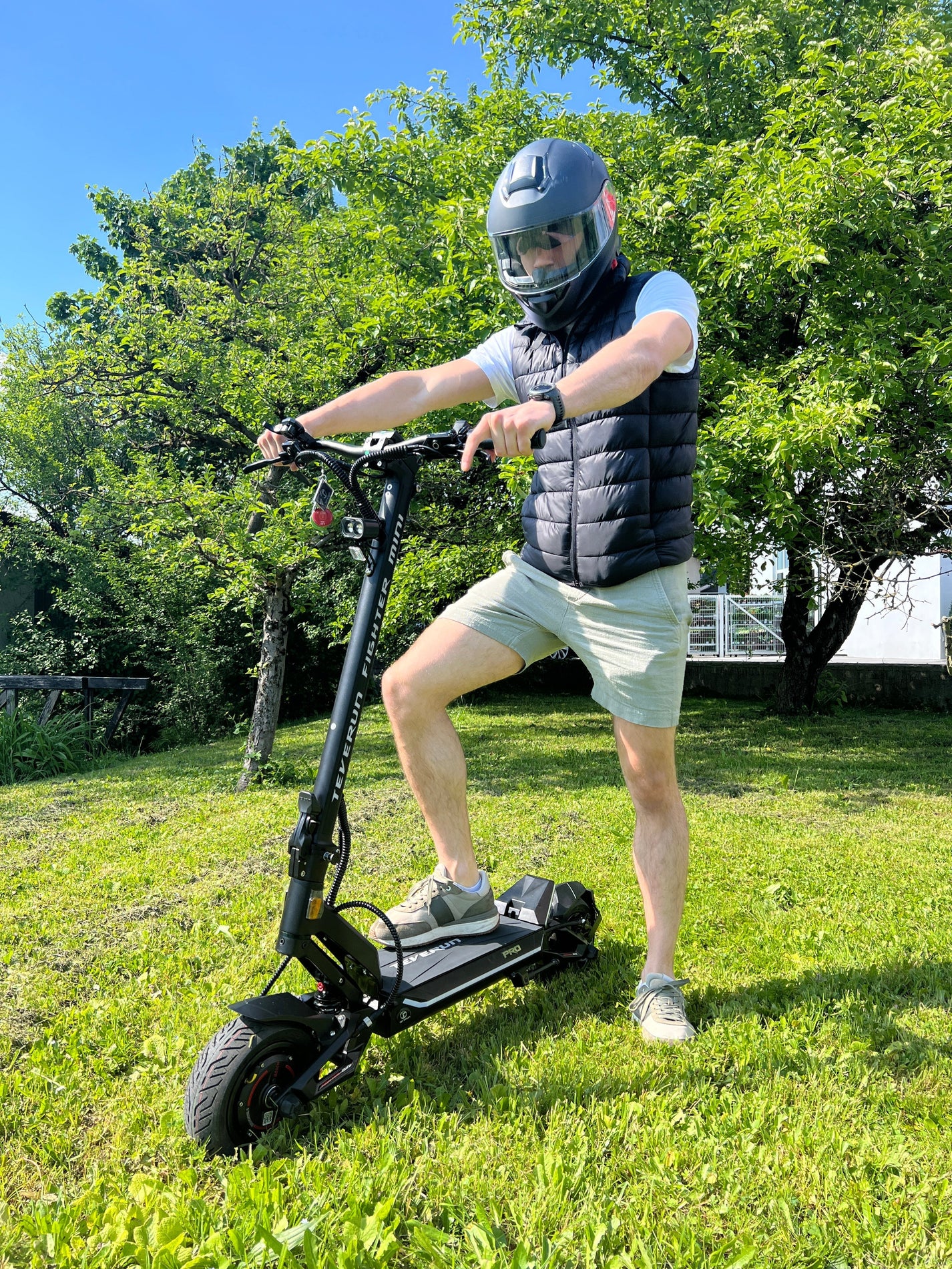 Electric scooter Teverun Fighter Mini PRO 2025 – person riding on grass