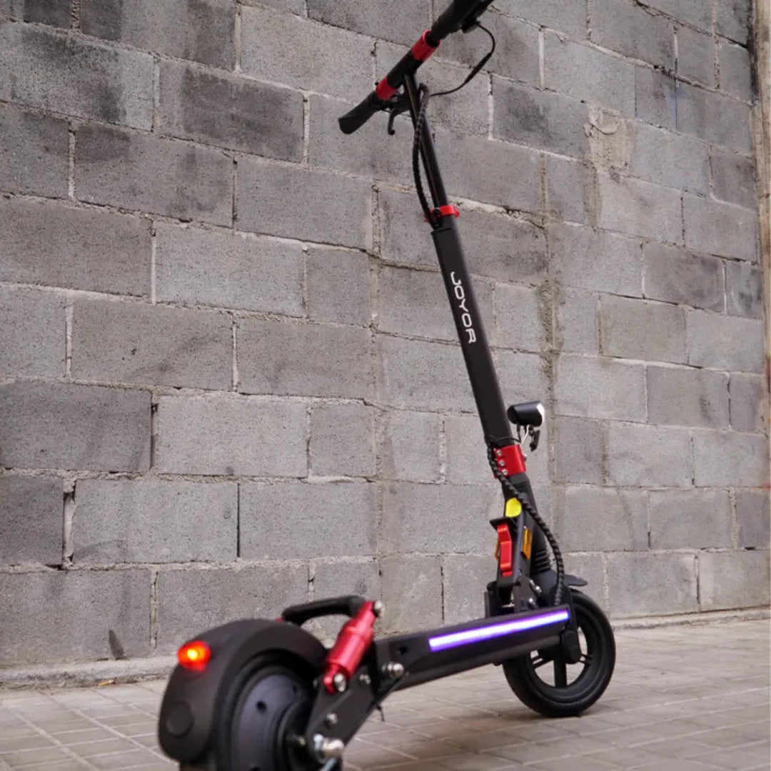 Electric scooter Joyor G5 – side view, parked against wall