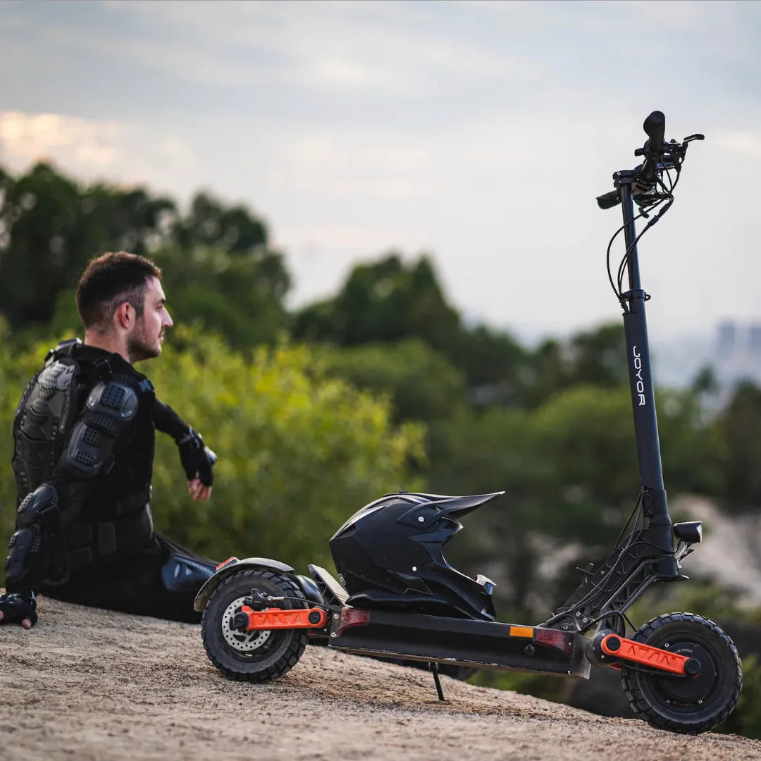 Electric scooter Joyor S10-S-Z – rider resting, helmet on ground