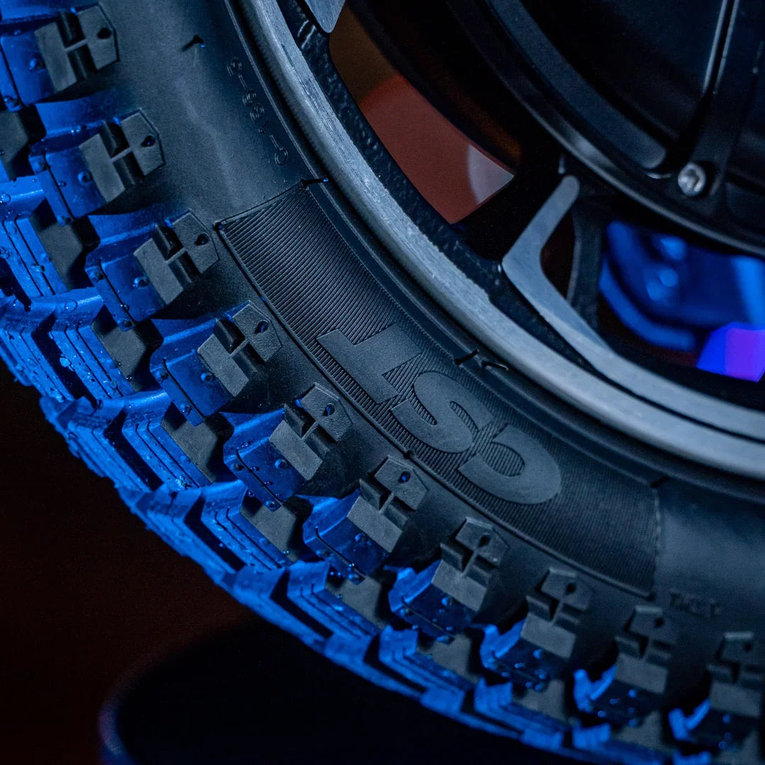 Electric Unicycle Kingsong F22 Pro features a durable treaded tire, ideal for various terrains and stability.
