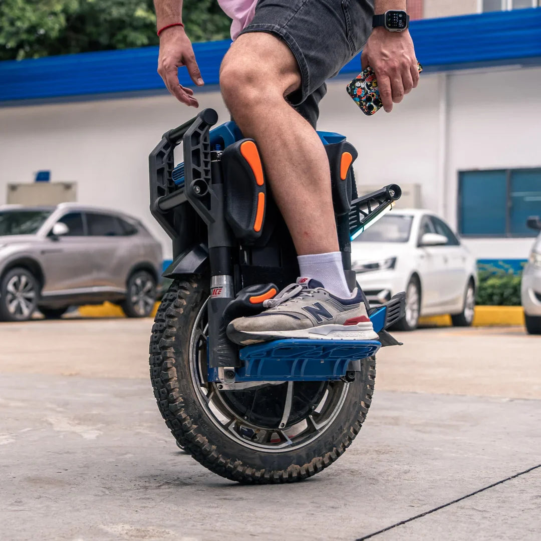 Electric Unicycle Kingsong F22 Pro, features a rugged design, suitable for urban commuting and adventure.
