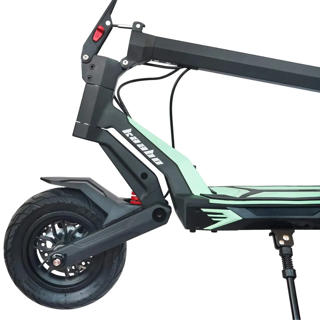 Electric scooter Kaabo Mantis URBAN – front wheel and deck close-up