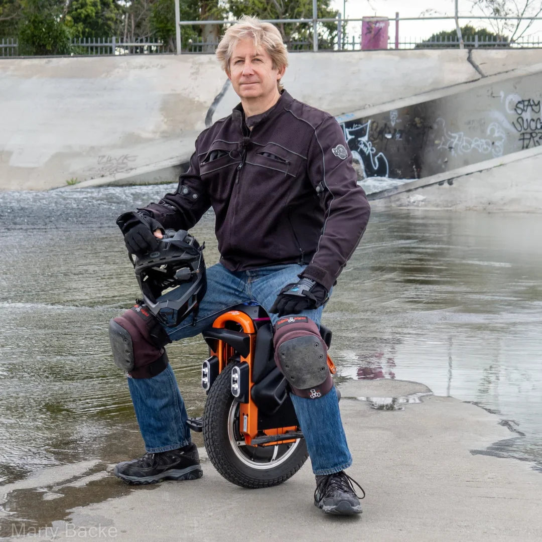 Electric Unicycle Kingsong S16 features a sleek design, suitable for easy navigation and fun rides.