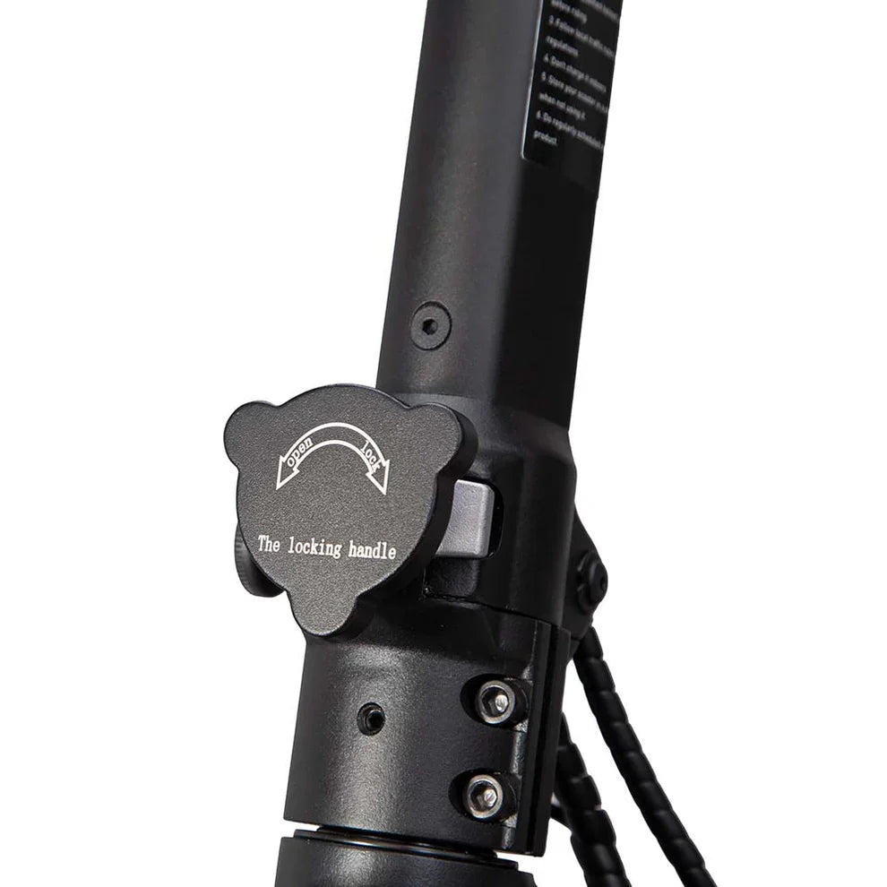 Electric scooter KuKirin G2 Master 2025 – locking handle close-up