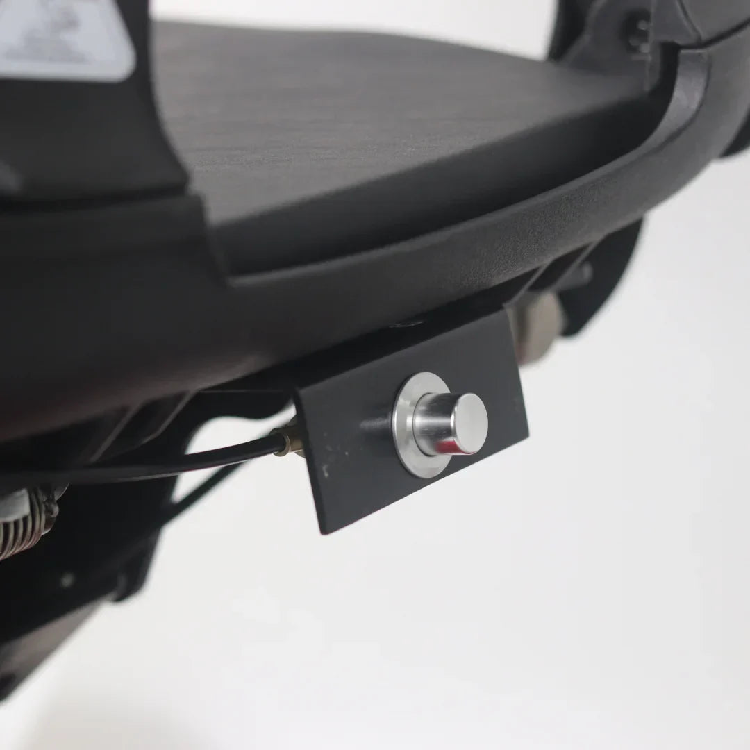 MIJO MD08 – seat release button close-up