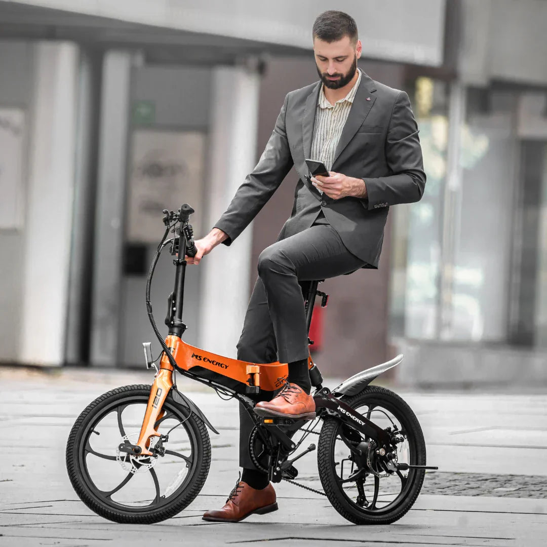 Electric bicycle MS Energy StreetFlex i20 – man standing with bike, checking phone