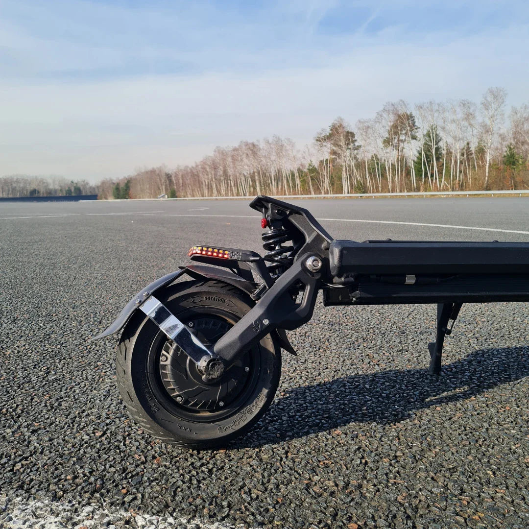 Electric Scooter Nami Klima features a robust rear wheel, durable frame, and suspension for smooth rides.