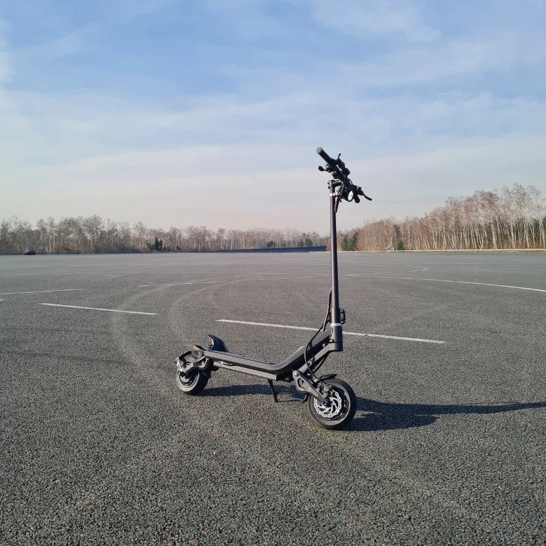 Electric Scooter Nami Klima Max features a sleek design, sturdy frame, and robust wheels for an optimal ride.