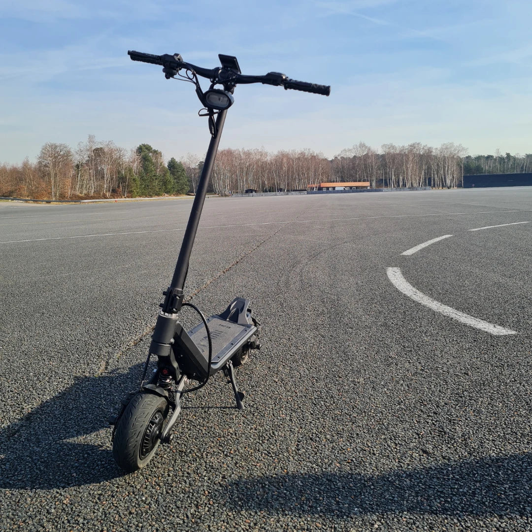 Electric Scooter Nami Klima Max, sleek design with robust construction, perfect for urban commuting and leisure.