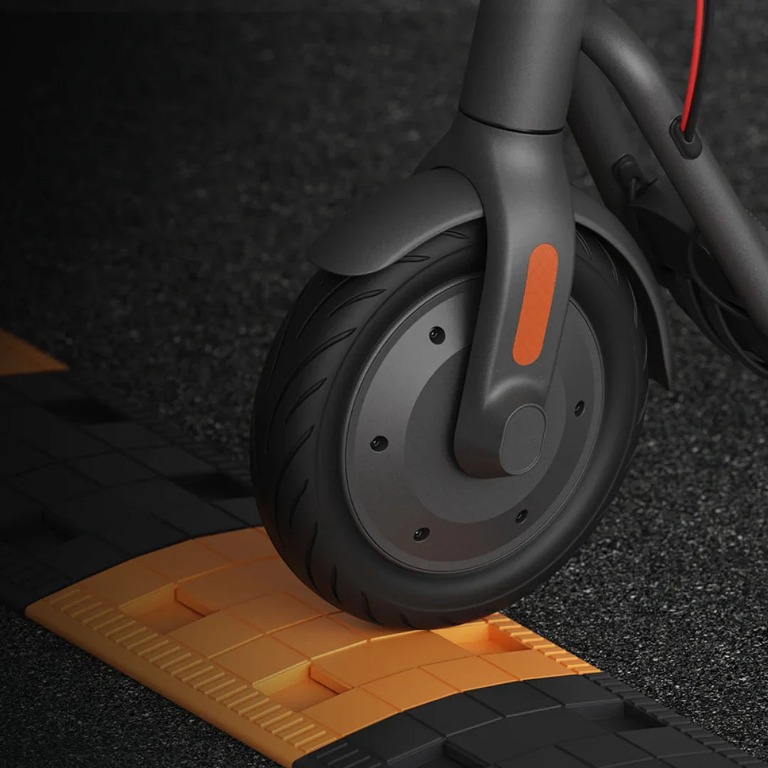 Electric Scooter Navee V50i Pro features robust wheel design, reflecting stability and performance on various terrains.