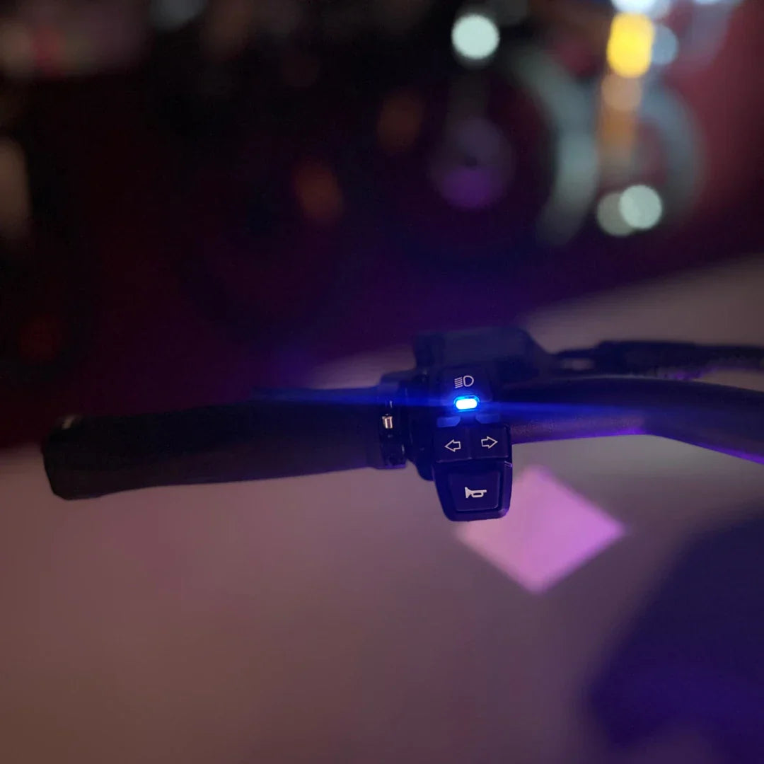 Electric scooter Teverun Fighter Mini PRO 2025 – handlebar controls with blue light