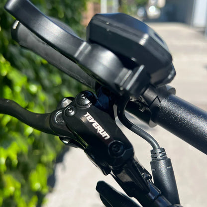 Electric Scooter Teverun Fighter 11 Plus, features a sleek black handlebar with TEVERUN branding, showcasing premium controls.