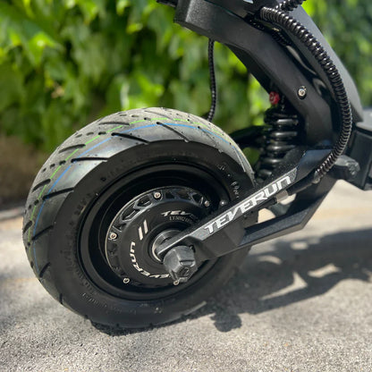 Electric Scooter Teverun Fighter 11 Plus features a robust motor and durable tire design for impressive performance.