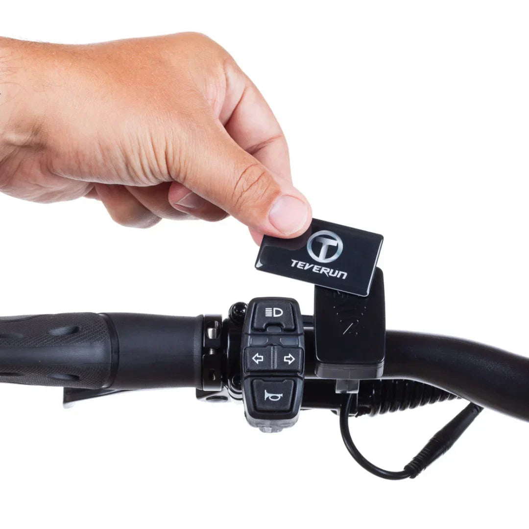 Electric scooter Teverun Fighter Mini PRO 2025 – hand placing NFC card on reader
